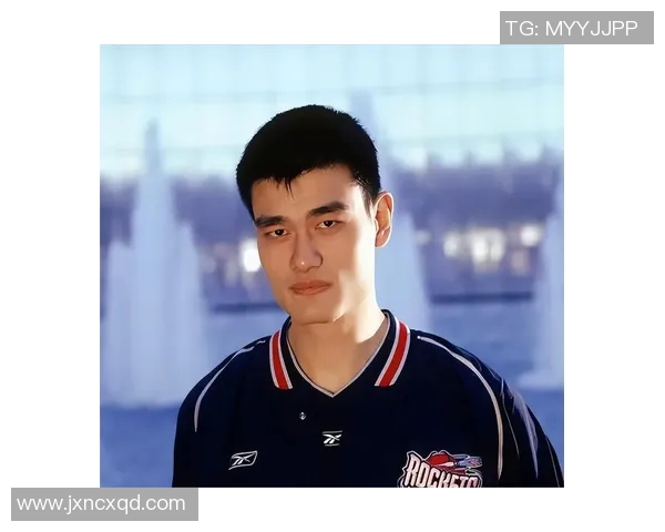 姚明出席慈善活动，呼吁支持青少年教育事业